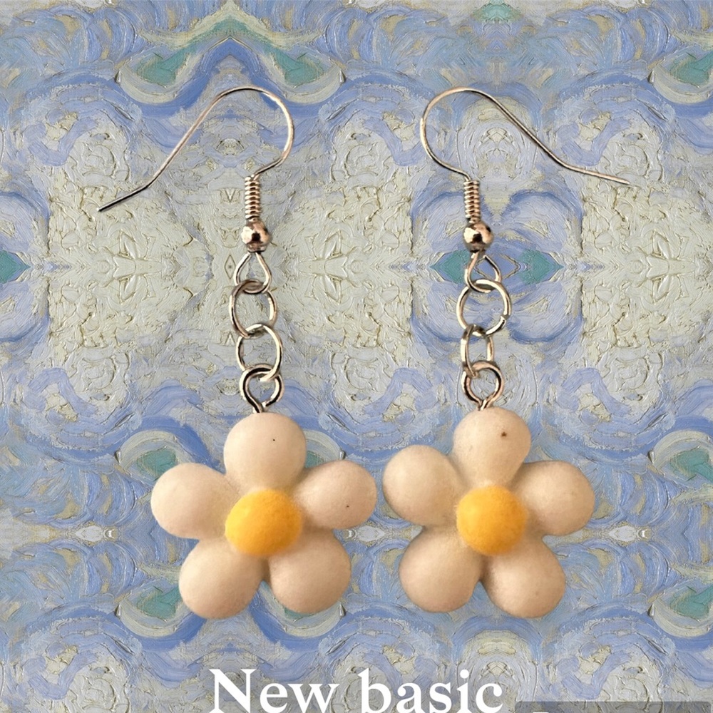 These are really cute floral earrings. 🐣🐣